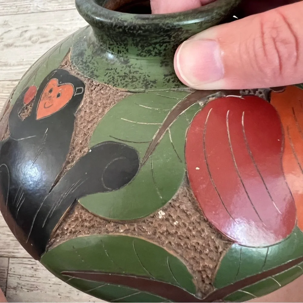 San Juan de Oriente Nicaraguan Pottery Vase, Flowers Hummingbird Carved Etched
